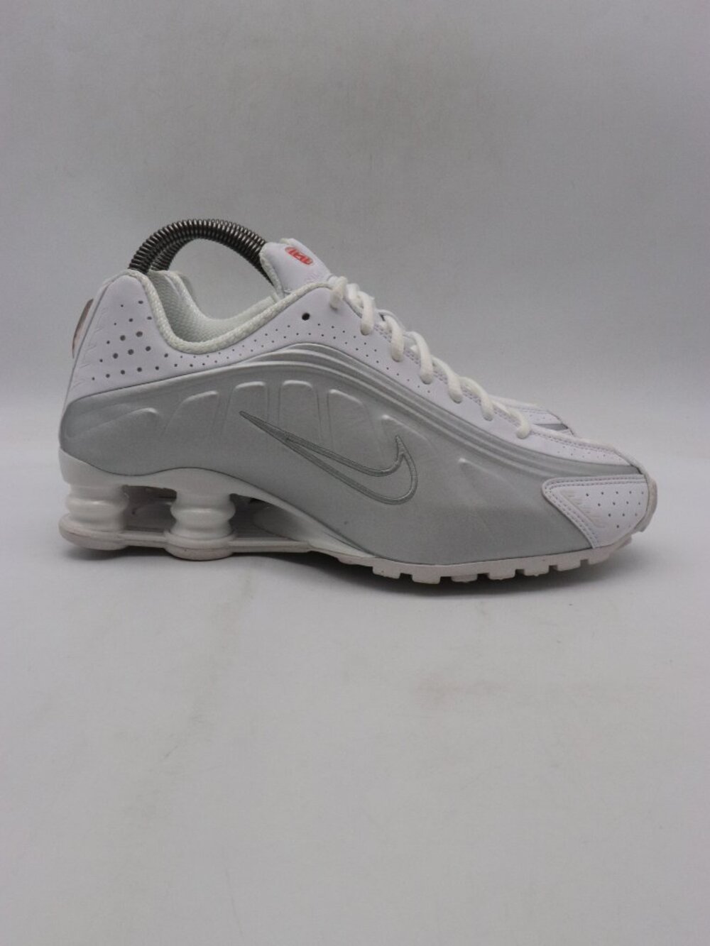 Nike Shox R4 Women's Size 8 White Metallic Silver Athletic Shoes Sneakers